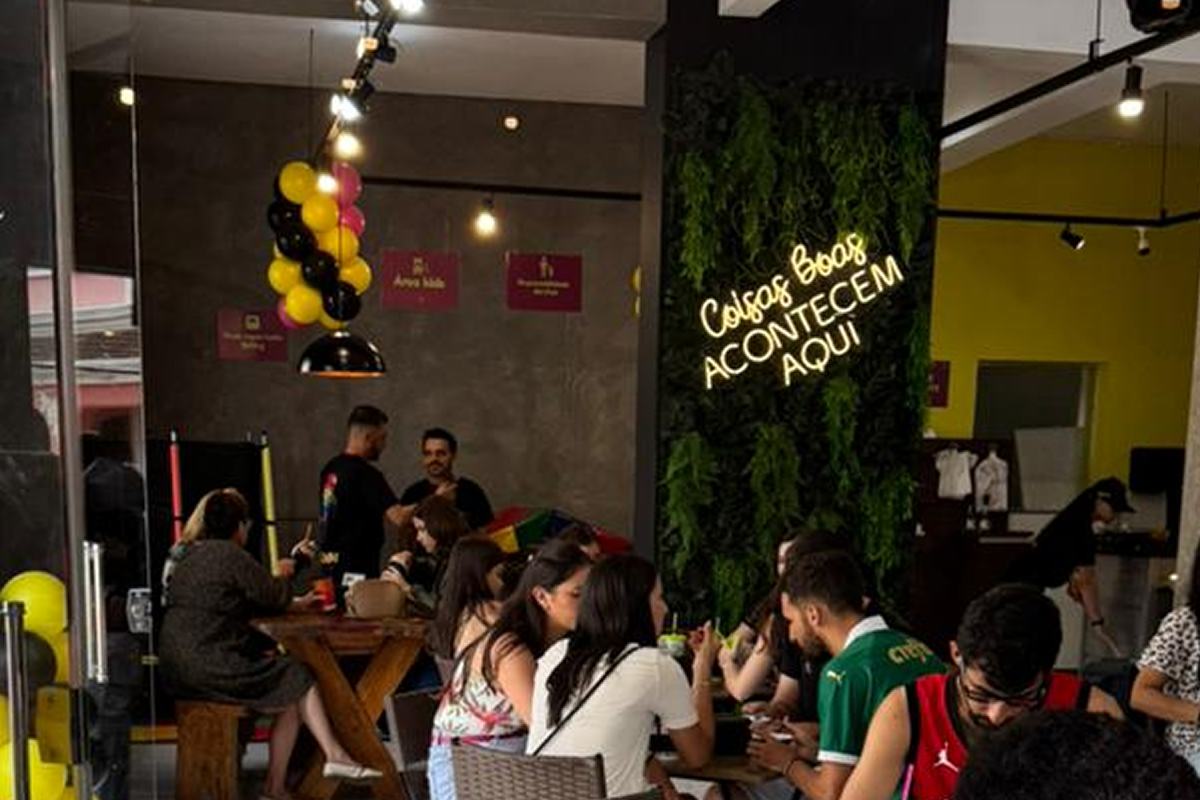 Ambiente da Nawiki com clientes aproveitando a experiência self-service.